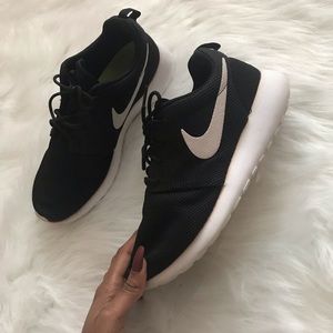 Black Roshe Run